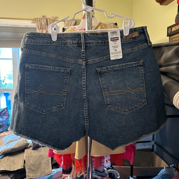 Levi's High Rise Denim Shorts NWT size 14 - Picture 2 of 3